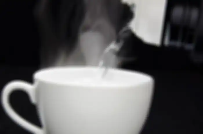 Minum air hangat di pagi hari ternyata memiliki segudang manfaat