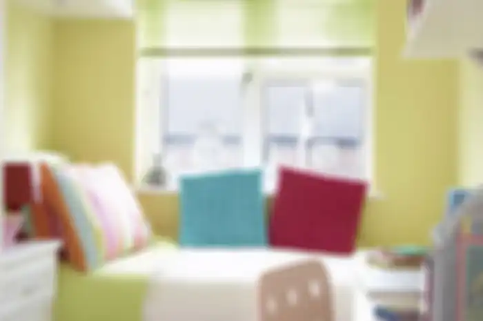 Ide renovasi kamar kos bisa dilakukan dengan mudah seperti dengan mengganti warna sarung bantal