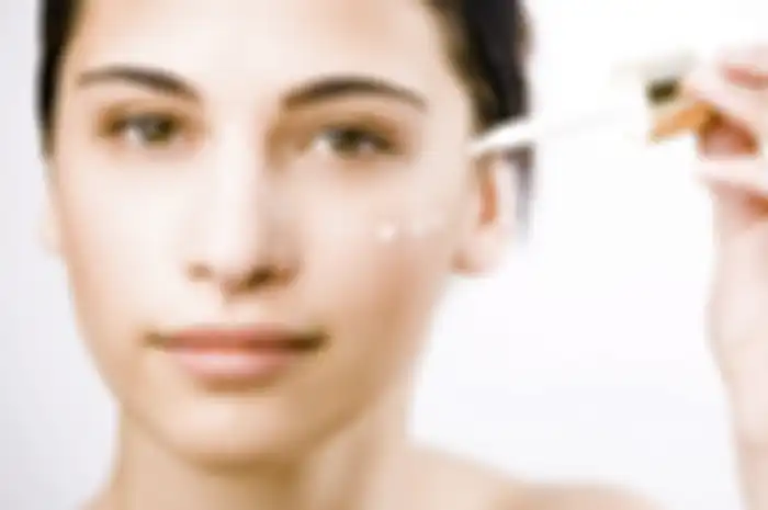 Memakai serum retinol