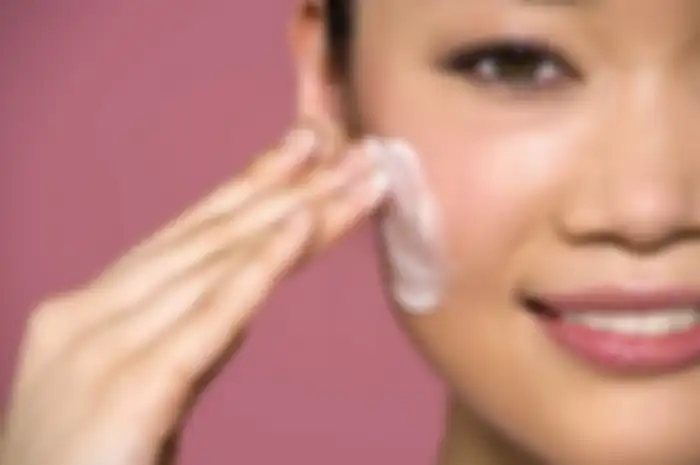 memakai skincare