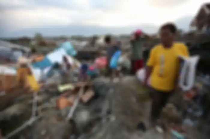  Warga korban gempa bumi menyelamatkan barang berharga yang masih bisa digunakan di Petobo, Palu, Sulawesi Tengah, Jumat (5/10/2018). Petobo menjadi salah satu wilayah yang paling parah terdampak gempa karena dilalui sesar Palu Koro.