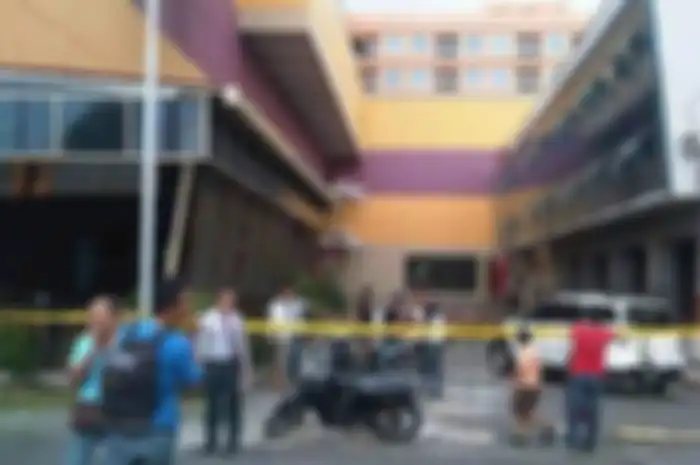 Beberapa bangunan di Kota Manado mengalami kerusakan akibat gempa berkekuatan 7,3 SR di Maluku Utara, Sabtu (15/11/2014). Gempa yang terasa sampai di Manado, membuat dinding lantai tujuh Hotel Lion and Plaza Manado runtuh. 