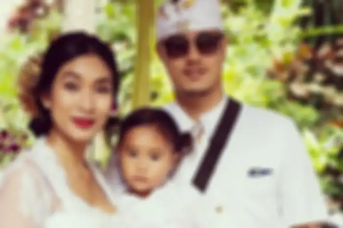 Happy Salma dan keluarga