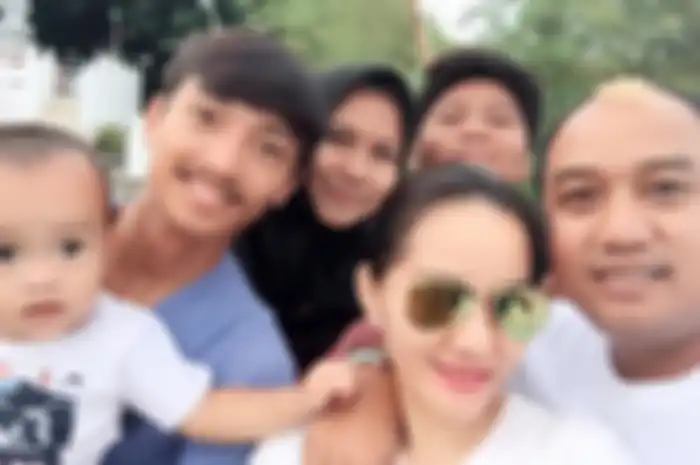 Azis Gagap bersama keluarganya