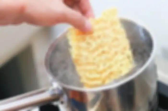 Cara aman konsumsi mi instan