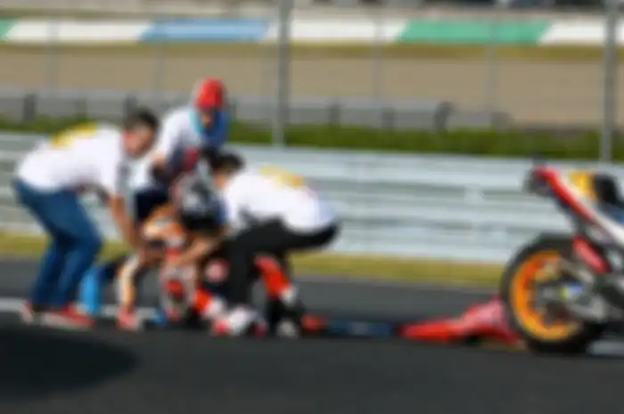 Marc Marquez terbaring setelah alami cedera saat selebrasi