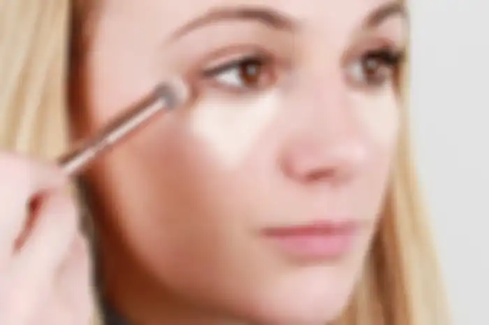 memakai concealer