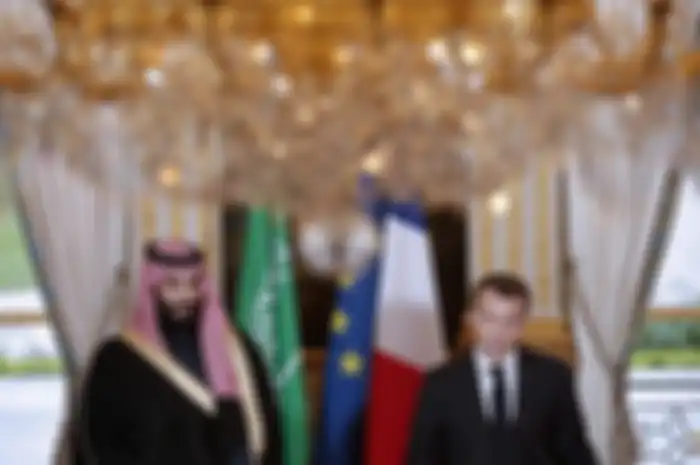 Presiden Perancis Emmanuel Macron dan putra mahkota Arab Saudi Pangeran Mohammed bin Salman 