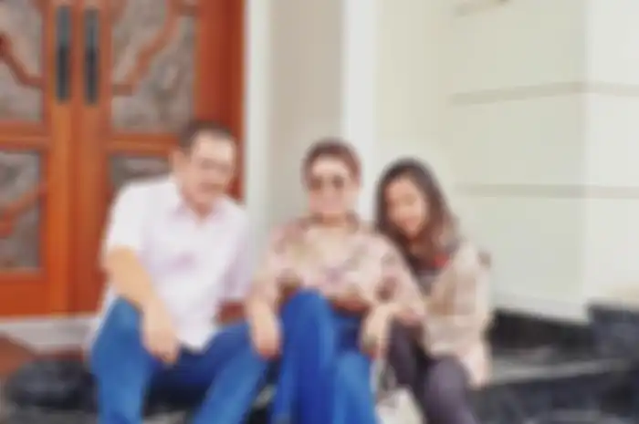 Mayangsari berfoto dengan Bambang Trihatmodjo dan Khirani, putrinya.