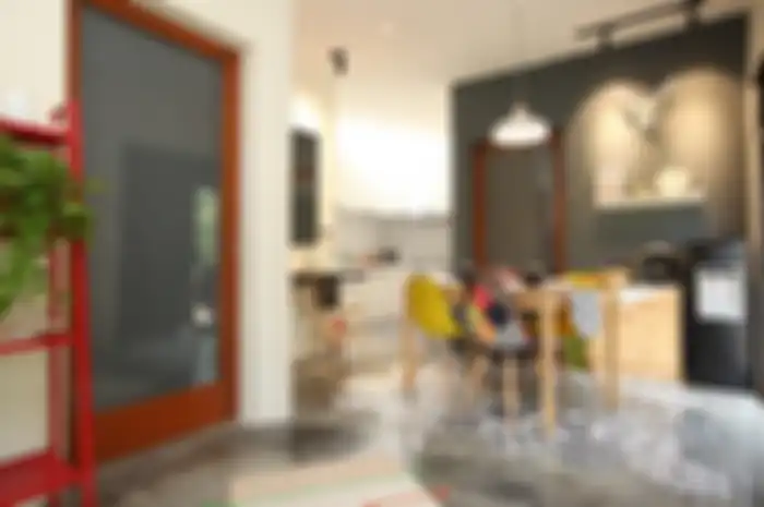 Warna hitam juga pas buat rumah mungil