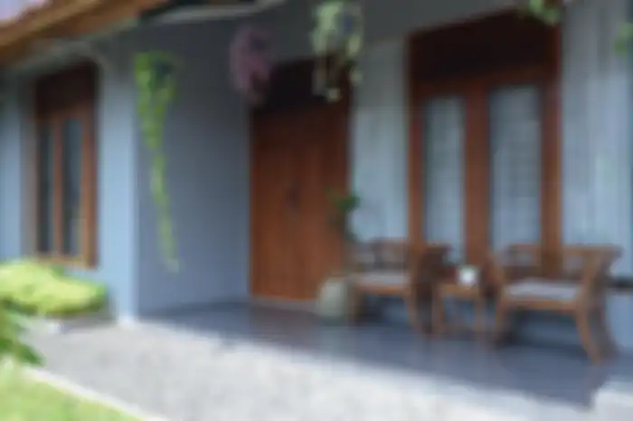 Di bagian depan rumah terdapat teras mungil beserta taman.