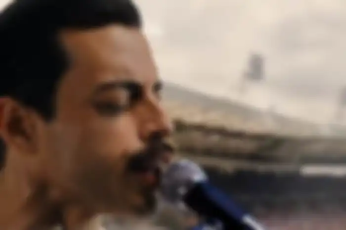 Rami Malek berperan sebagai Freddie Mercury di Bohemian Rhapsody