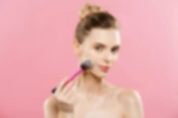  mengaplikasikan makeup