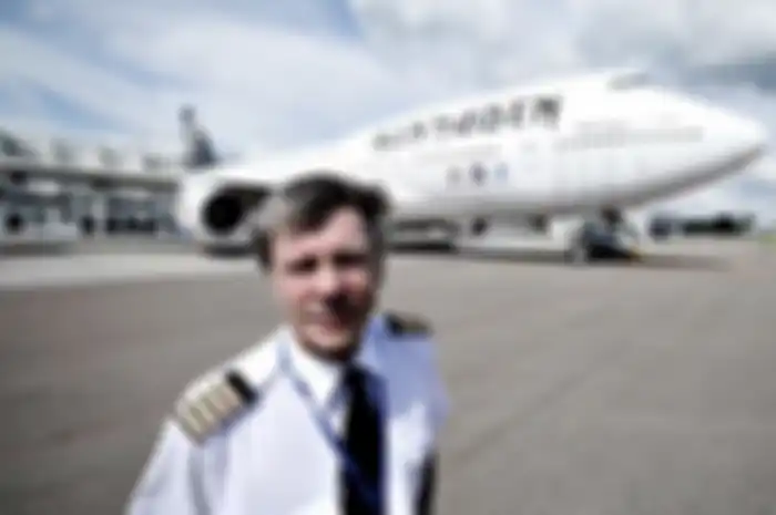 Bruce Dickinson bersama pesawat resmi Iron Maiden, Ed Force One