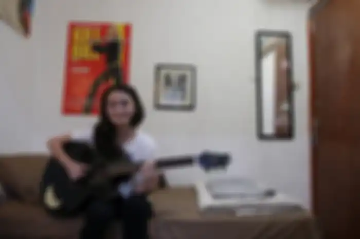 Cewek Hai Jubilee Marisa Guitarra