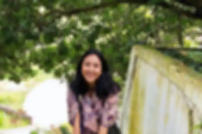 Sherina Munaf di tangga menuju rumah kakeknya di Minagkabau.