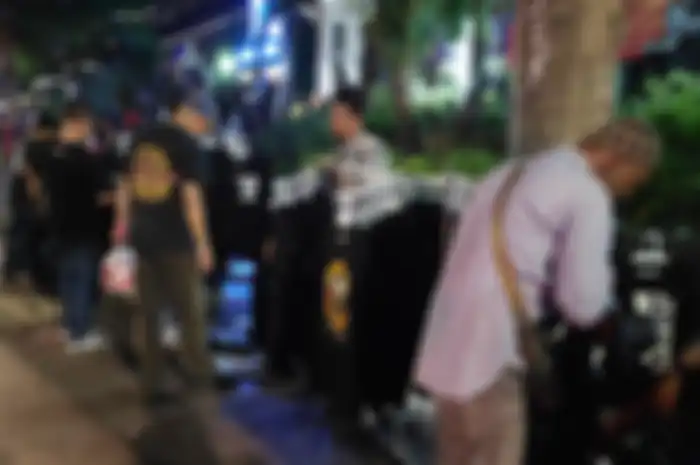 Para penjual merchandise GNR palsu