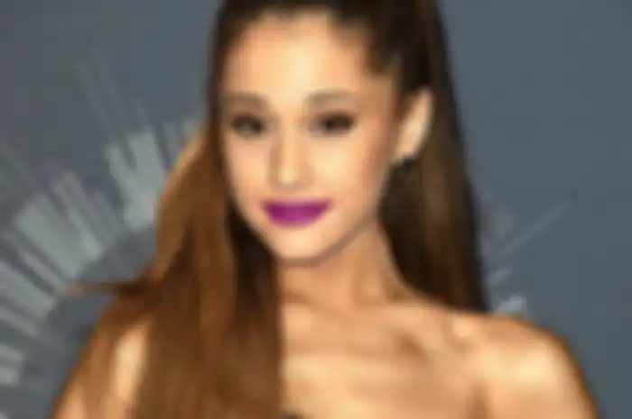 Ariana Grande tampil stand out dengan lipstik ungu