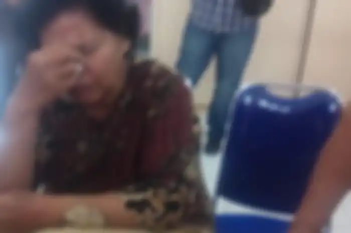Demseria Simbolon, seorang guru SD di Kota Binjai ditangkap karena bolos kerja selama 7 tahun, namun tetap menerima gaji.
