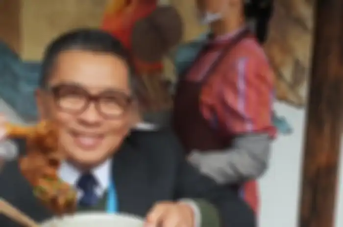 Helmy Yahya menikmati menu Mie Kaki Kambing.