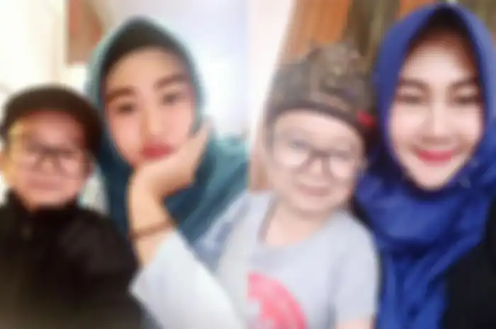 Daus mini dan istri ketiganya