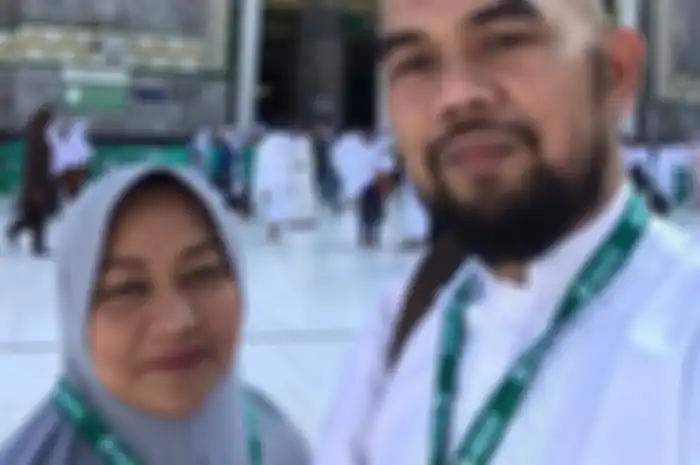 Umroh dengan Suami, Tike Priatnakusumah Rasakan Kebesaran Tuhan hingga Tangisnya Pecah