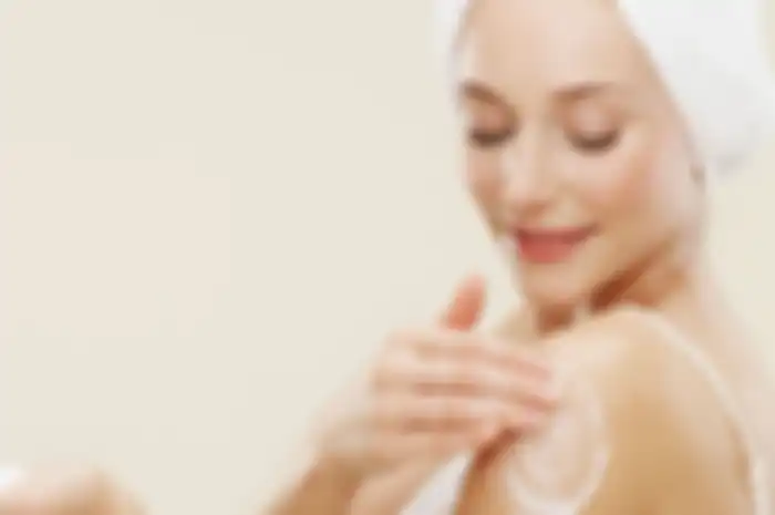 memakai body lotion