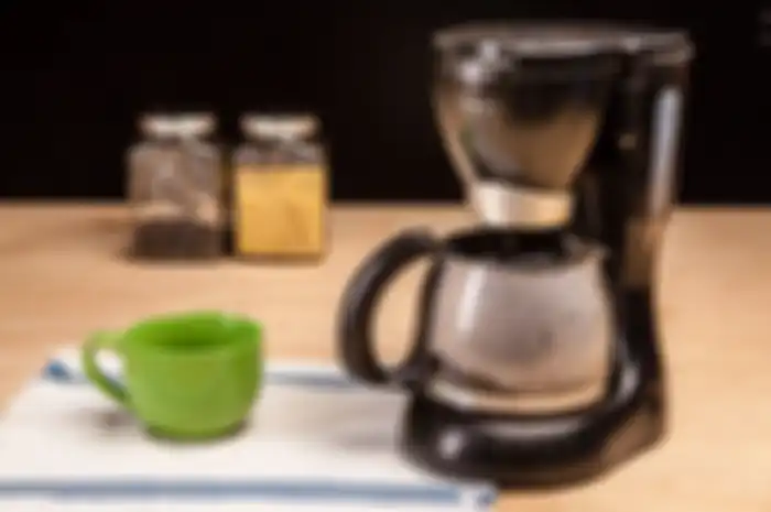 Jangan buang ampas kopi sebab bisa dimanfaatkan sebagai pembersih rumah.