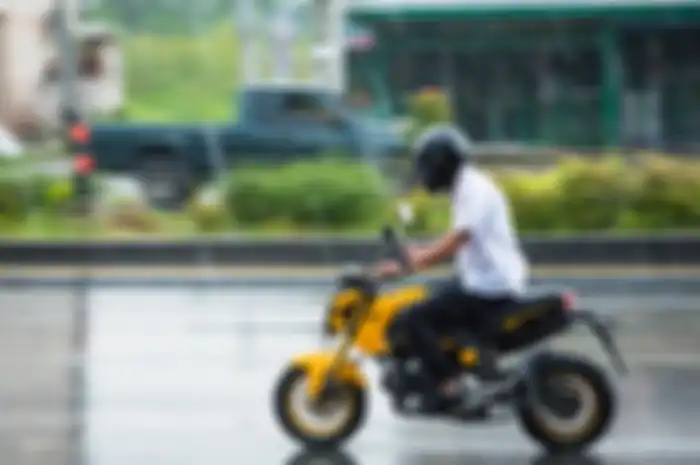 Ilustrasi berkendara motor saat hujan