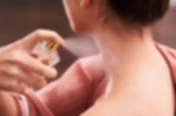 memakai parfum