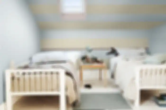 Warna pastel dengan permainan motif yang tidak terlalu banyak cocok untuk kamar anak hiperaktif.