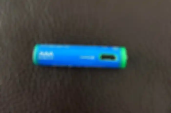 Baterai dengan konektor mikro USB
