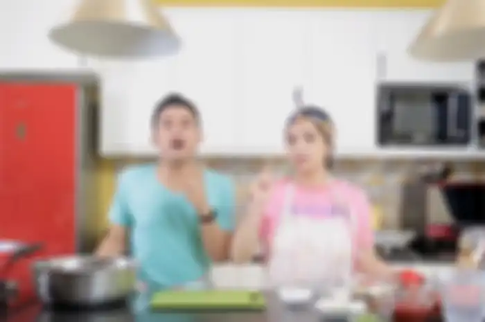 Nagita Slavina Masak di Dapur, Ternyata Segini Harga Celemek Beremerk Yang Dipakainya