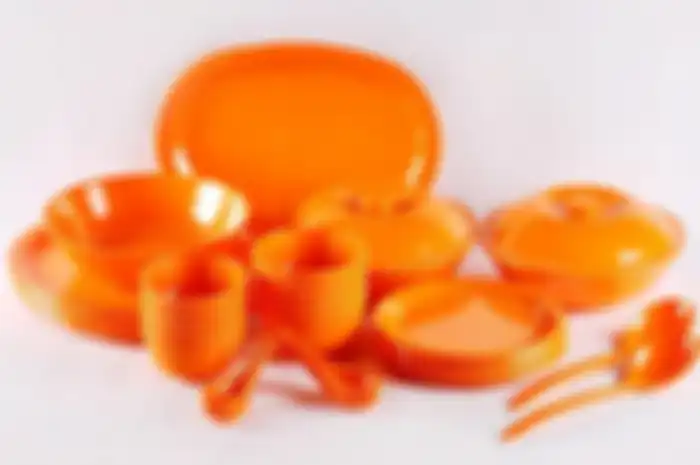 Peralatan makan dari plastik atau melamin yang tidak disarankan atau tak lolos uji dari Departemen Kesehatan biasanya mengandung bahan kimia berbahaya yang bisa menimbulkan penyakit langsung maupun tak langsung.