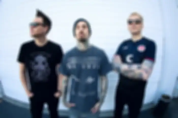 Cara menyebutkan dan menuliskan blink-182 yang benar.