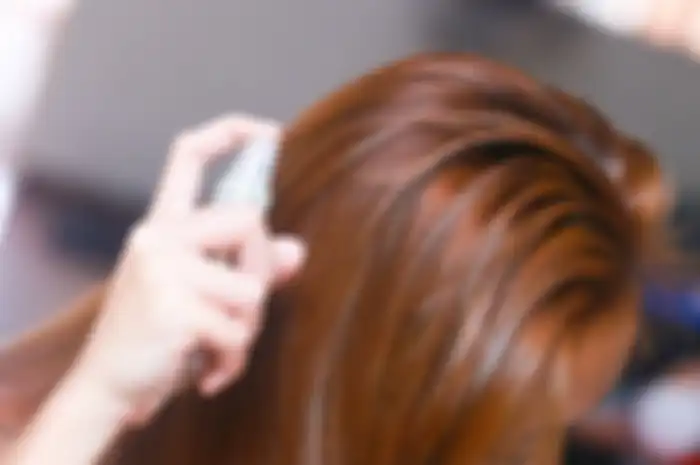 memakai serum rambut