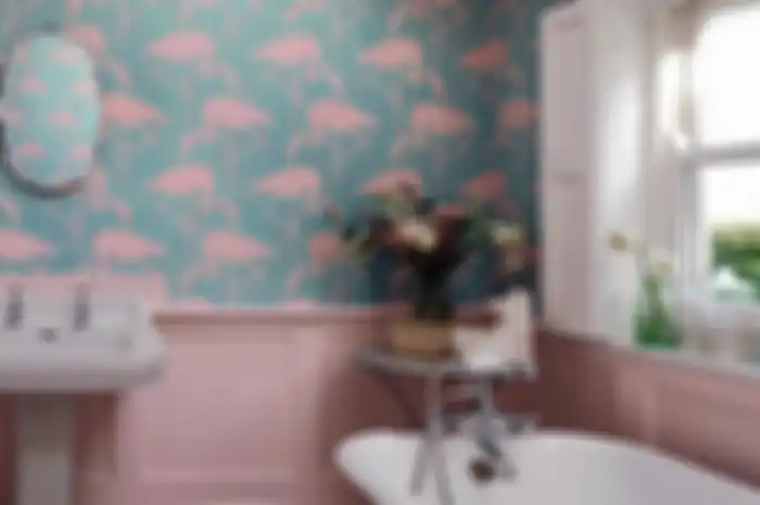 penggunaan wallpaper pada dinding kamar mandi
