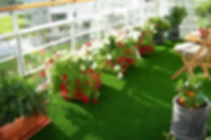 Rumput sintetis di balkon.