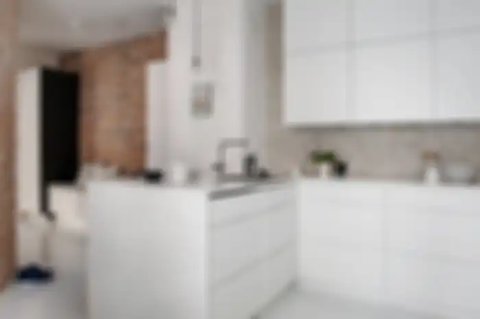 Dapur minimalis ini menggunakan warna dominan putih pada kitchen setnya