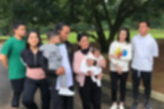 Sedah Mirah, cucu perempuan Jokowi, saat digendong oleh Iriana Jokowi.