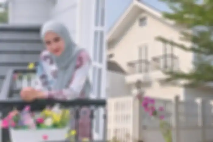 Rumah Natalie Sarah bergaya American Classic dengan dominasi warna putih.