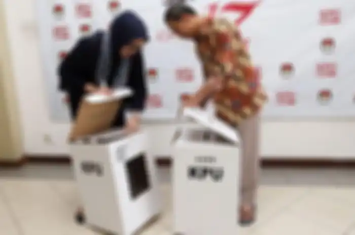 Komisioner KPU Evi Novida Ginting Manik (kiri) dan Pramono Ubaid Tanthowi (kanan), menunjukan kotak 