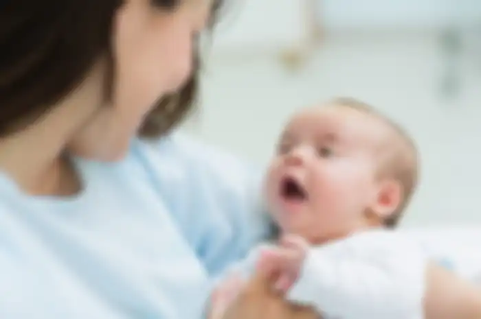 Kurang tidur kala mengasuh bayi yang baru lahir kerap dialami ayah dan ibu.