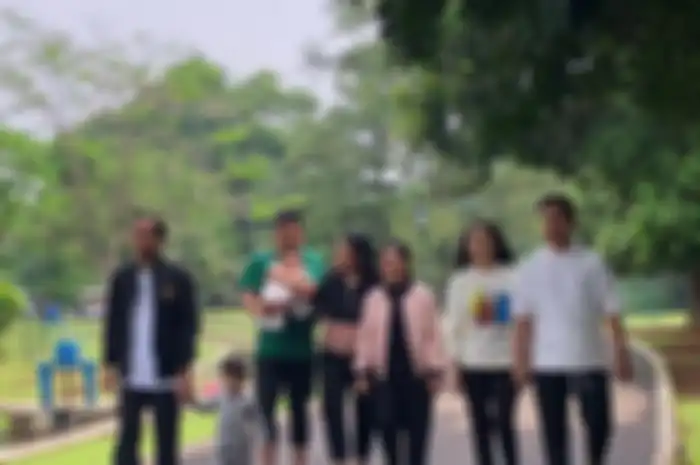 Gibran Rakabuming Raka dan Selvi Ananda berjalan beriringan.