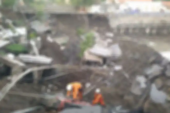Jalan Gubeng Surabaya ambles.