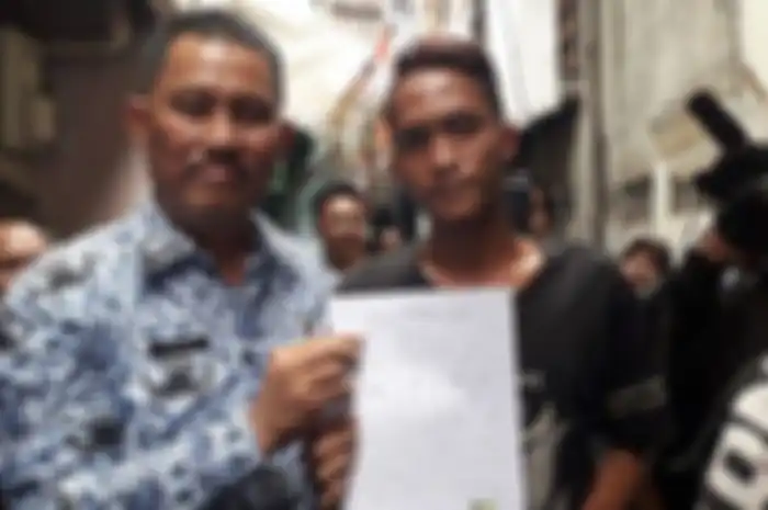 (kanan-kiri) Kepala Unit Pelayanan Pajak Kendaraan Bermotor (PKB) dan Bea Balik Nama Kendaraan Bermotor (BBNKB) Jakarta Barat, Elling Hartono, bersama Ilham Firdaus yang namanya tercantum sebagai penunggak pajak Ferrari di Jalan Thalib III, Krukut, Tamansari, Jakarta Barat pada Rabu (19/12/2018).