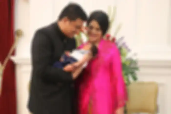 Kahiyang Ayu bersama anak dan suami