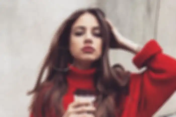 Padu padan turtleneck merah