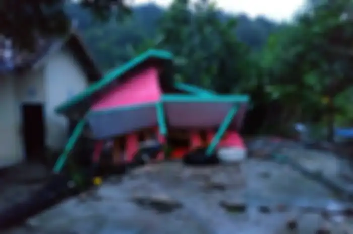 rumah roboh akibat tsunami Lampung