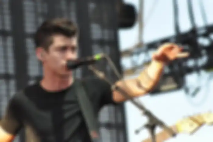 Bertahan dengan Gaya Rambut Alex Turner yang Klasik ala Rockabilly Quiff